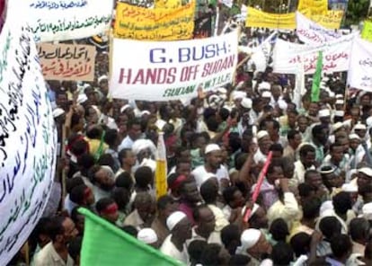Más de 100.000 manifestantes protestan en Jartum contra la última resolución de la ONU.