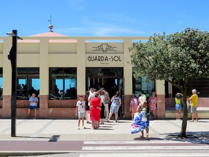 Fila de personas esperando por su 'francesinha poveira' en el chiringuito portugués Guarda-Sol.