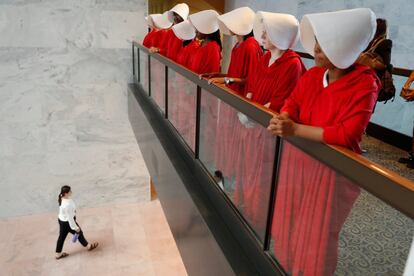 Manifestantes disfrazadas de doncellas de "El cuento de la Criada"  esperan la llegada del juez nominado Brett Kavanaugh antes de su comparecencia ante una audiencia de confirmación del Comité Judicial del Senado, en Capitol Hill, Washington (EE UU).