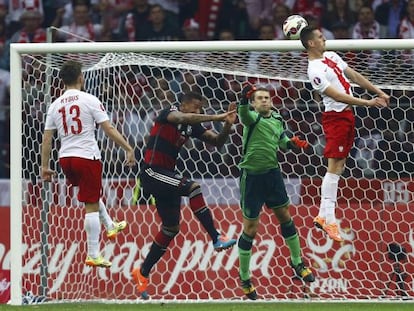 Milik marca de cabeza el primer gol de Polonia ante el meta Neuer y Boateng. 
