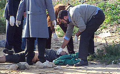 Agentes de la policía inspeccionan el cadáver de Omar Benchaid en una imagen cedida por Canal 9.