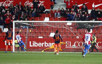 Noblejas marca el primer gol del Sporting.