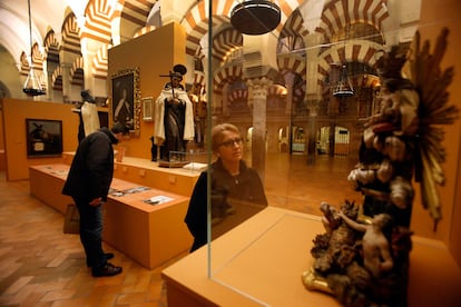 La mezquita-catedral de Córdoba acoge durante cuatro meses (desde el pasado octubre hasta el próximo 14 de enero) una exposición con figuras traídas de 44 monasterios de la provincia. Ocupan uno de los laterales de la que fue la mayor mezquita de estilo hispano-musulmán de Occidente.