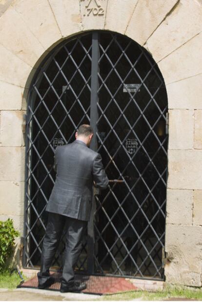 Carles Folguera, director de La Masia, cierra la puerta del emblemático edificio.