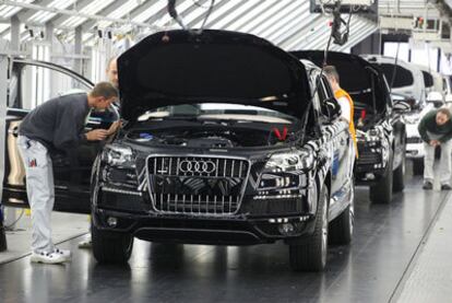 Empleados de la fábrica de Volkswagen en Bratislava (Eslovaquia) ensamblan un Audi Q7.