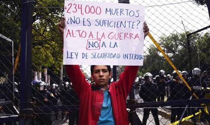 Un hombre durante una manifestaci&oacute;n en contra de la Ley de Seguridad Interior. 