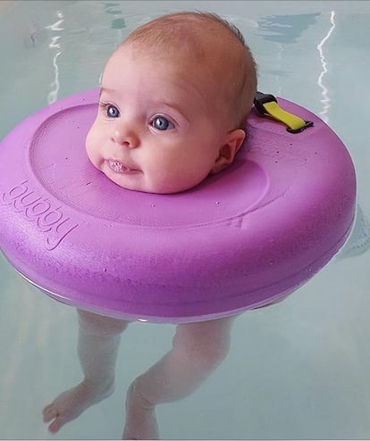 Este adorable bebé aprovecha el momento para evadirse y hacer burbujas, sujeto en su flotador de cuello.