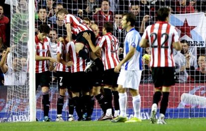 Los jugadores del Athletic celebran el gol de su equipo.