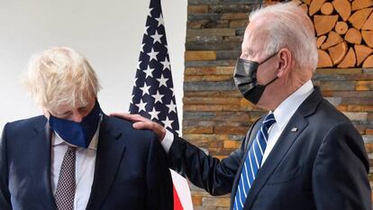 Johnson e Biden conversam durante seu encontro na Cornualha (Reino Unido), em 21 de junho de 2021.