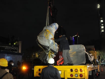 Los operarios retiran la estatua de Colón de la avenida Reforma en Ciudad de México.