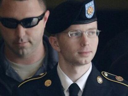 Bradley Manning es conducido al tribunal militar.