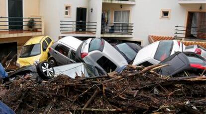 Varios coches amontonados por las riadas, en Funchal, Madeira