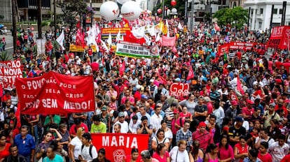 Manifestação anti-impeachment de Dilma, em 2016.