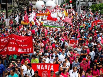 Manifestação anti-impeachment de Dilma, em 2016.