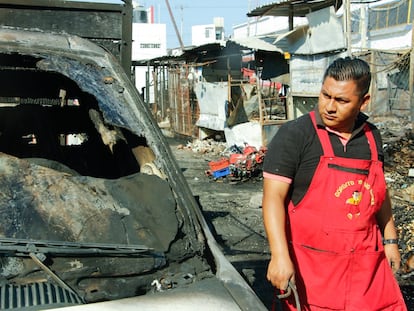 Un comerciante del Mercado Central de Acapulco camina entre los escombros de mercancías y locales que fueron consumidos por el incendio.