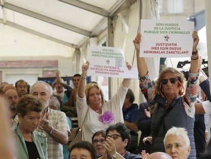 Consuelo Ordóñez, en el centro, y otra representante de Covite exhiben carteles en un acto a favor de los huidos de ETA.