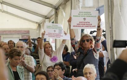 Consuelo Ordóñez, en el centro, y otra representante de Covite exhiben carteles en un acto a favor de los huidos de ETA.