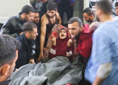 Una mujer herida es trasladada al hospital Nasser en Jan Yunis, este martes.