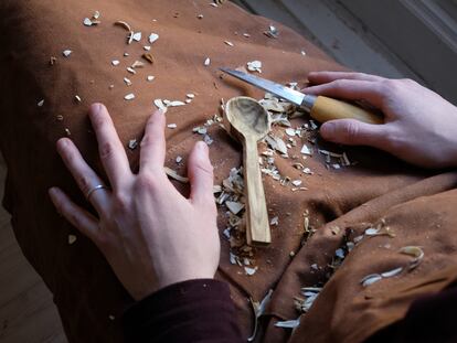 Sara Navarro talla las cucharas de madera de manera artesanal