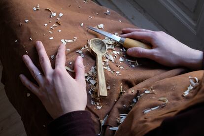 Sara Navarro talla las cucharas de madera de manera artesanal