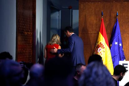 Pedro Sánchez, presidente del Gobierno en funciones, y Yolanda Díaz, vicepresidenta en funciones, tras la comparecencia por la firma del acuerdo entre PSOE y Sumar, el martes en Madrid.