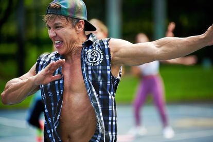 Zumba nació de la capacidad de improvisación de su creador, Beto Pérez, al olvidarse la música para su clase de fitness.