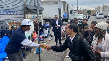 Julián Castro, en una visita a un campamento de sin techo en Los Ángeles.