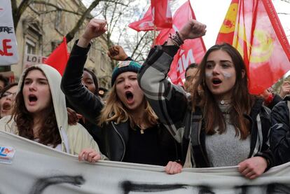 En la región de París, los estudiantes han bloqueado desde primera hora los accesos a una treintena de liceos —un centenar en todo Francia de los 2.500 existentes— con barricadas formadas con contenedores de basura y mobiliario urbano. En la imagen, tres estudiantes en un momento de la protesta en Burdeos.