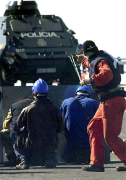 Los trabajadores de Izar se enfrentan hoy a la policía en el puente de acceso a Cádiz.
