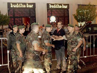 Soldados libaneses vigilan el lugar donde explotaron tres granadas, en el centro de Beirut.