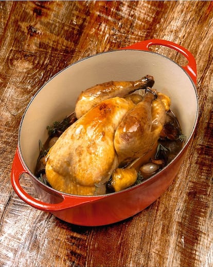 <p><b>Ingredientes</b> 1 pintada de tamaño medio, 10 chalotas peladas, 3 dientes de ajo pelados, 50 gramos de mantequilla fresca, 10 gramos de aceite de oliva virgen extra, 1 copa de vino de jerez, 1 chorreón de coñá de jerez , 1 vaso de caldo de pintada (lo haremos con los recortes), 300 gramos de chantarelas u otras setas de temporada, 30 uvas gordas peladas. <p><b>Preparación</b> 1. Retirar el cuello, los alones, las patas y la grasa que tiene la pintada en la parte de atrás. Reservar. Trocear bien los cuellos, los alones y las patas. 2. En una cazuela, dorar los recortes en la grasa y un poco de aceite de oliva. Añadir una zanahoria y una cebolla bien picada, dejar que se ablande y se dore. Cubrir con agua y dejar cocer tapado por espacio de dos horas a fuego suave. Colar el caldo, desgrasar y reservar. 3. Bridar las pintadas y salpimentar. Poner la mantequilla en la doufeau (tipo de cazuela) con el aceite de oliva. Dorar a fuego vivo por todos lados. Reservar en una bandeja para no perder los jugos que pueda soltar. En la grasa que queda en la doufeau, dorar los ajos, las chalotas y las setas. Retirar y reservar. 4. Colocar la pintada con las pechugas hacia arriba y después poner las chalotas, las setas y los ajos. Mojar con el jerez y el coñá. Poner a fuego vivo y dejar que se evapore el alcohol. Acabada esta operación, tapar y poner hielo sobre la tapa. Cocinar a fuego suave durante unos 90 minutos. 5. Comprobar el punto de cocción y sacar la pintada y las verduras del recipiente. Reservar sin trinchar tapado con papel de aluminio. 6. Añadir el caldo al jugo que nos ha quedado en la cazuela, ligar con un poco de mantequilla fresca, añadir las uvas y dejar cocer cinco minutos. Reservar en caliente. 7. Trinchar y colocar la carne junto a las verduritas y su salsa.
