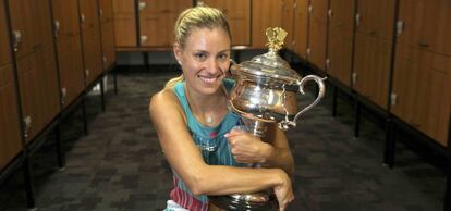 Kerber posa con el trofeo de Australia.