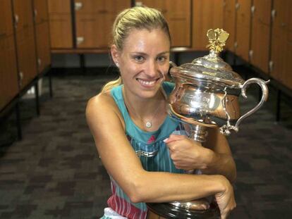 Kerber posa con el trofeo de Australia.