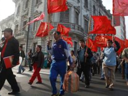 En la imagen, un grupo de integrantes de la Confederación General de Trabajadores del Perú (CGTP) protestan en las calles de Lima. EFE/Archivo