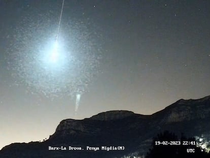 Vídeo | Un aficionado de un pueblo de Valencia graba el instante en el que un superbólido explota en el cielo