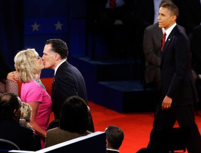 El exgobernador de Massachusetts Mitt Romney besa a su esposa Ann al final del segundo debate.