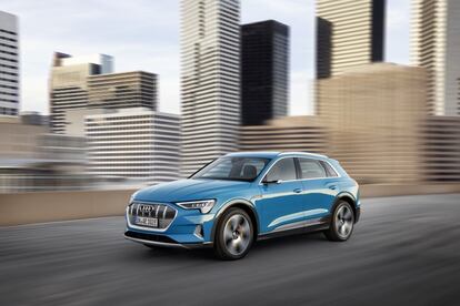 El SUV grande de altas prestaciones supone el estreno de Audi en materia eléctrica, está cargado de tecnología y cuenta con un sistema de dos motores que entregan 360 CV y 561 Nm de par máximo. Su autonomía alcanza los 400 kilómetros y su precio es de 82.460 euros.