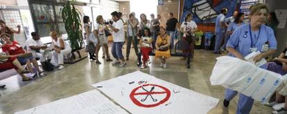 Protestas de los trabajadores del Hospital Clínico de Madrid por los recortes.