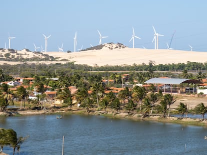 La población de Cumbe, en el noreste de Brasil, rodeada por un parque eólico y complejos turísticos.