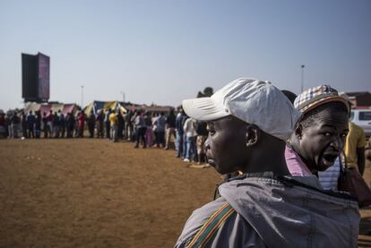 Sudafricanos hacen cola frente a un colegio en la ciudad de Bekkersdal