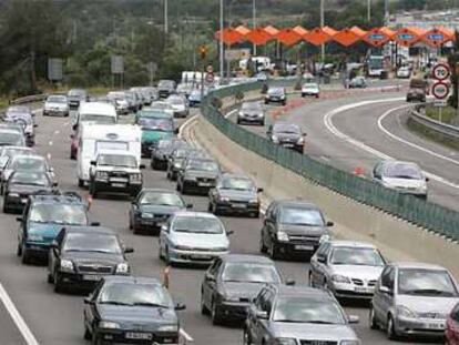 Coches en dirección a Barcelona tras pasar el peaje de El Vendrell.