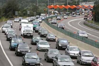 Coches en dirección a Barcelona tras pasar el peaje de El Vendrell.