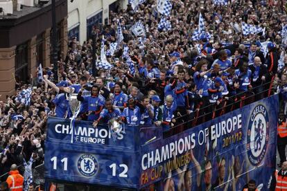 Los jugadores del Chelsea celebran en el autobús su victoria.