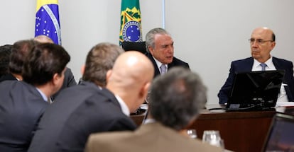 Temer e Meirelles em reuni&atilde;o com l&iacute;deres da base aliada.