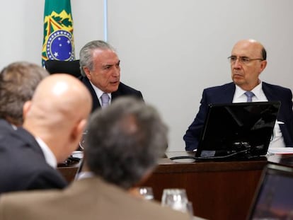 Temer e Meirelles em reuni&atilde;o com l&iacute;deres da base aliada.