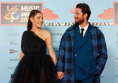 El cantante Manuel Carrasco y su esposa, la periodista Almudena Navalón, posan en la alfombra Roja. Carrasco, que partía con tres nominaciones, recibió, finalmente, un Premio Golden a su trayectoria. 