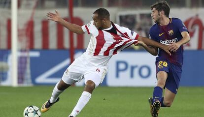 Sergi Roberto frena con falta a Odjidja, en la jugada en la que se lesionó.