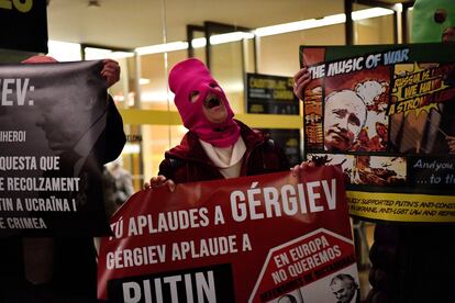 Manifestantes contra Putin y Valeri Guérguiev, en el Auditorio Nacional de Barcelona, el 1 de febrero pasado.