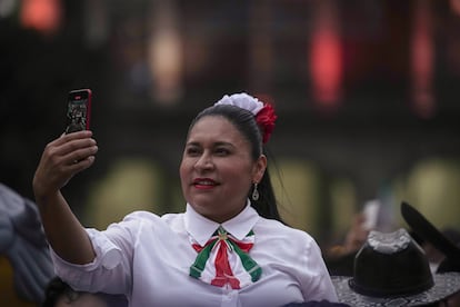 Una mujer se toma una selfi durante las celebraciones. 