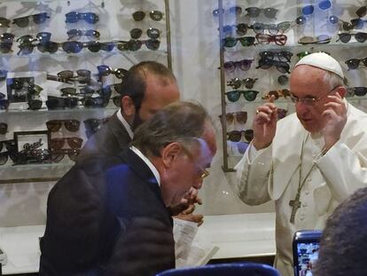 El Papa se prueba unas gafas en una óptica en Roma.
